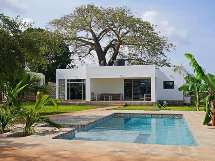 4 U Luxury Bungalows Diani Диани-Бич Экстерьер фото
