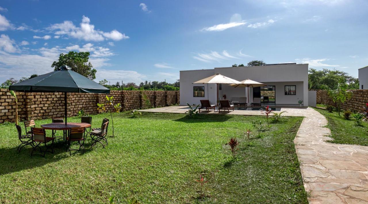 4 U Luxury Bungalows Diani Диани-Бич Экстерьер фото
